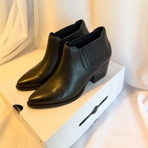 🖤 Aldo Black Leather Ankle Booties – Like New 🖤 Size 7.5